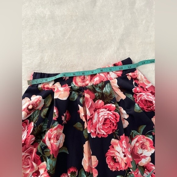 Floral asymmetrical skirt - Picture 5 of 9